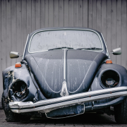Angedetschter dunkelgrauer VW Käfer