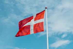 Dänische Flagge vor blauem Himmel