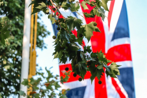 Flagge des Vereinigten Königreichs hinter Platanenzweigen