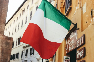 Italienische Flagge an Hauswand