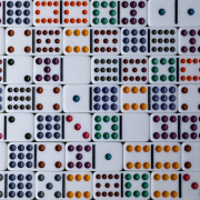 viele weiße Dominosteine mit Punkten in allen Farben