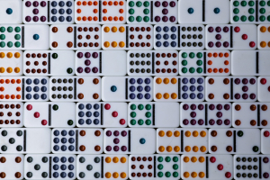 viele weiße Dominosteine mit Punkten in allen Farben